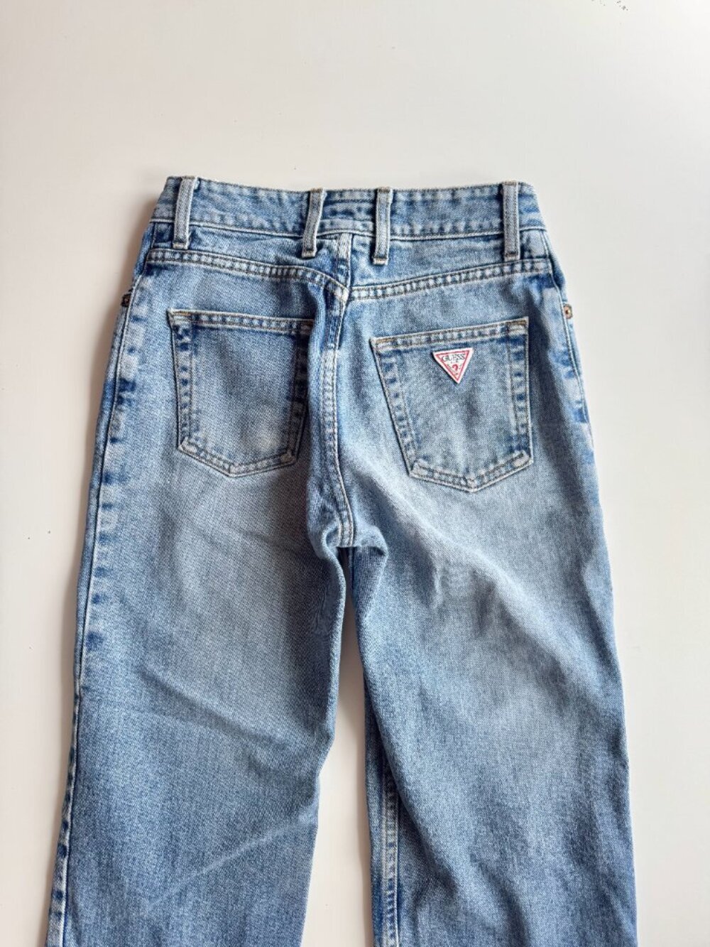 Vintage GUESS Light Rinse Mid Rise Tapered Slim Straight Leg Mom Jeans, Size 26 - Picture 6 of 13